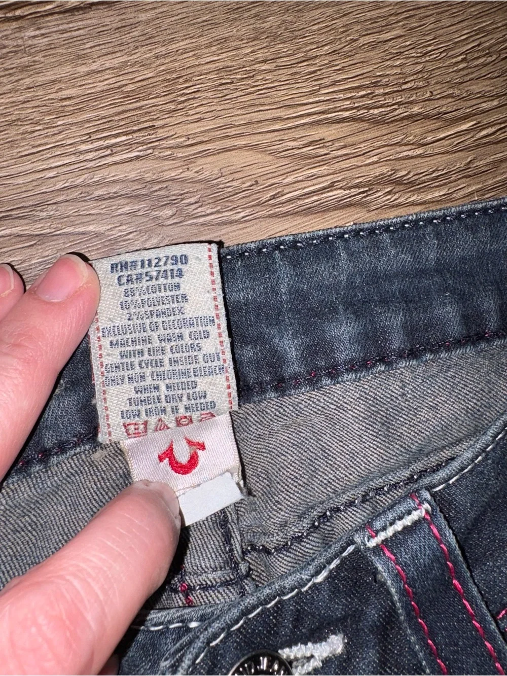 True religion skinny jeans dark wash with pink stitching - Picture 4 of 8